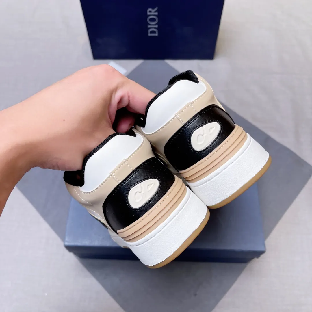 P420 Dior B57 low-top sneakers 2024 spring men's series new product launch [Celebrate][Celebrate][Celebrate], reinterpret the basketball shoe design and become Dior's classic item [strong][strong][strong], carefully crafted in black and cream white smooth cowhide, with beige suede, and the leather CD logo is displayed on the side Zhi, the tongue, sole and back side are decorated with various distinctive details to enhance the style[666][666], while the eyelet details, topstitching and rubber panels highlight the dynamic charm of its athletic style[strong][strong][strong]. It has a two-color rubber sole, which can be matched with various clothing to create a refined look. Size: 38 to 45 No. 067